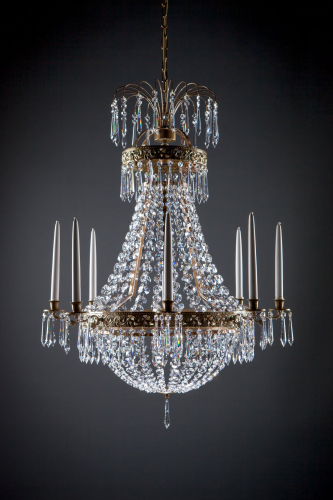 En härlig traditionell glittrande kristallkrona skapar stämningen, en taklampa för varje hem